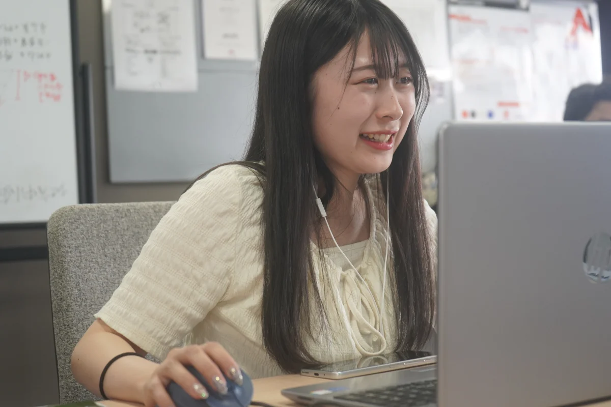 パソコンに向かって笑顔で話す女性