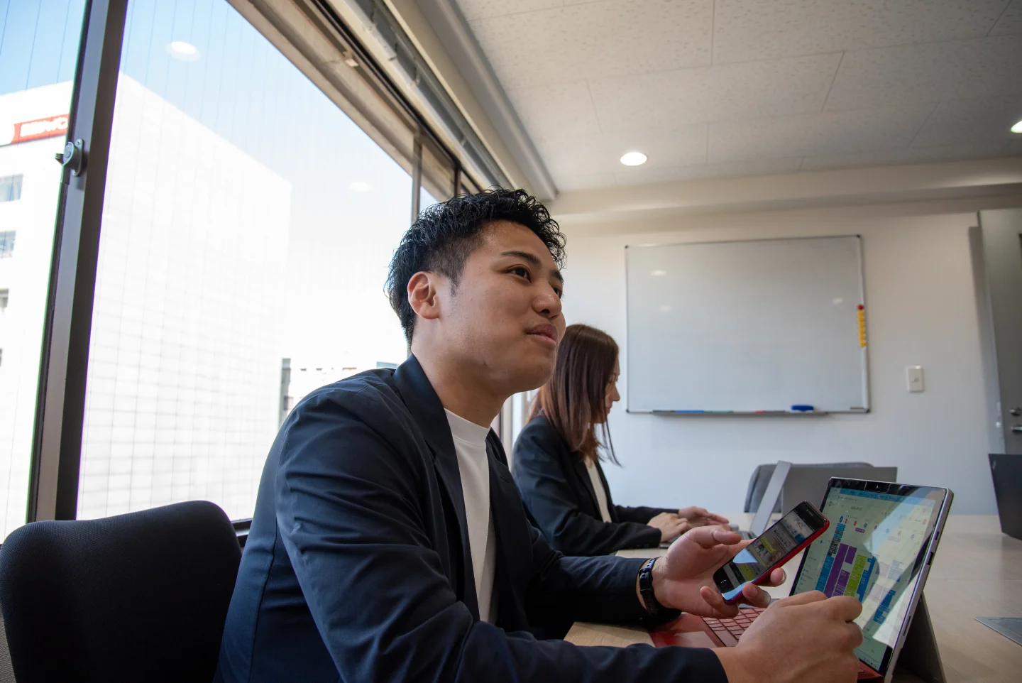 タブレットを手に打ち合わせをする男性