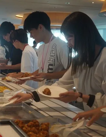 交流会で歓談する参加者